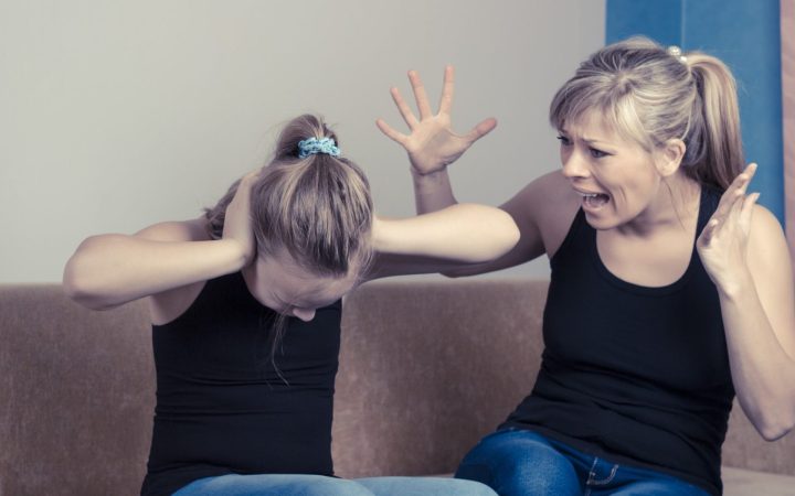 mama țipa la fiica ei care-și acoperă urechile