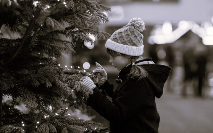 cel mai frumos Crăciun - fetiță care se uită la bradul de Crăciun