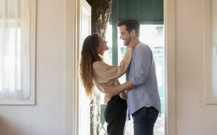 cuplu care se regăsește cu iubire și se împacă după divorț