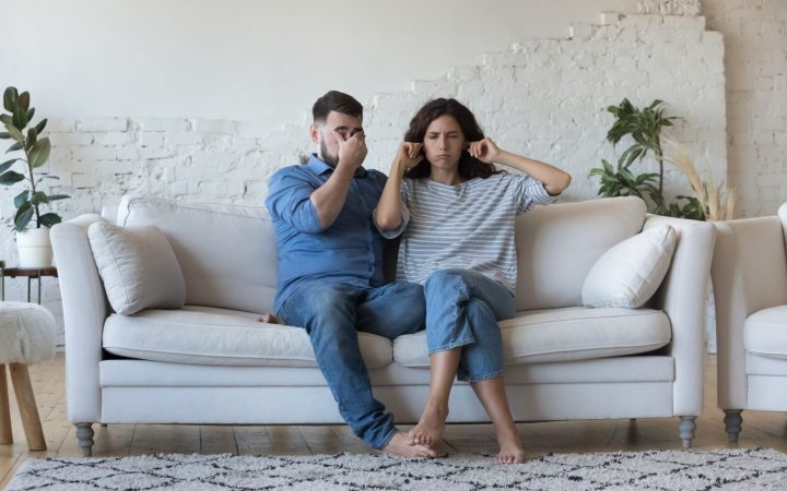 cuplu se ceartă, partenera încăpățânată nu vrea să-și asculte partenerul și își bagă degetele în urechi