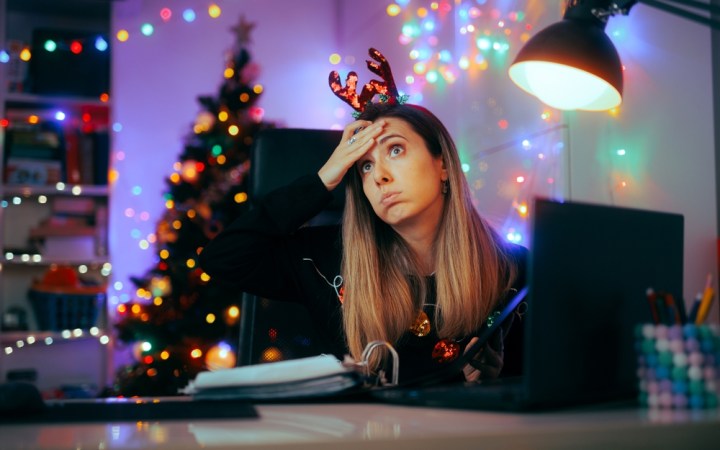 Femeie petrecând sărbătorile cu gânduri legate de muncă