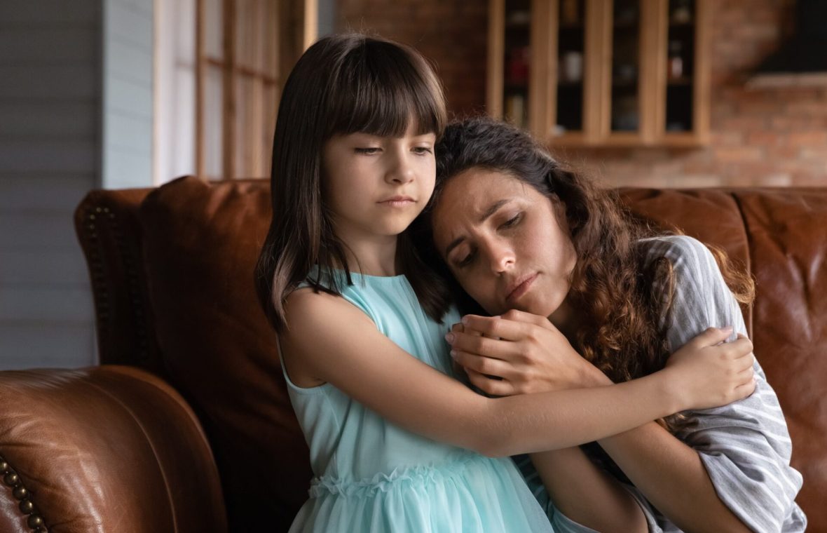 fetiță care își liniștește mama tristă și devine salvatoare și substitut de partener