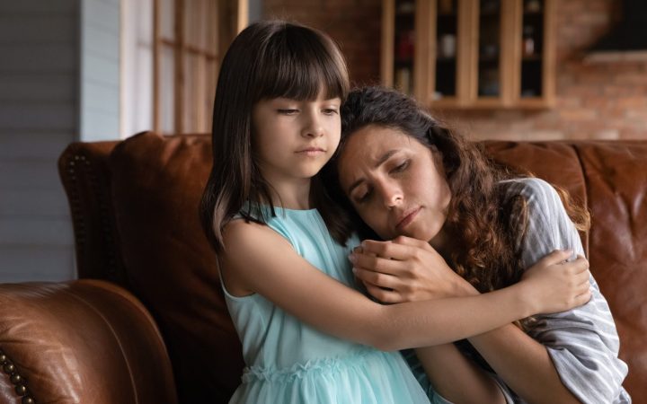 fetiță care își liniștește mama tristă și devine salvatoare și substitut de partener