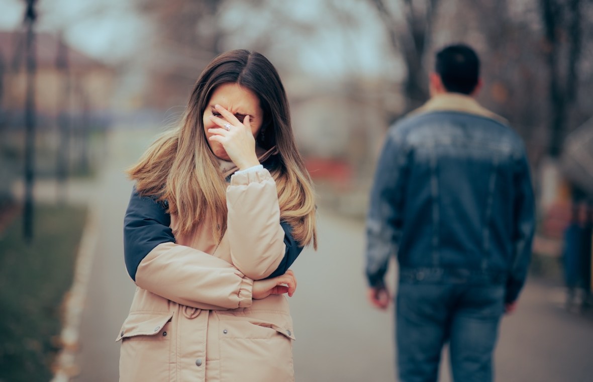 de ce fug bărbații când se îndrăgostesc?Un bărbat care își părăsește iubita și pleacă lăsând-o plângând