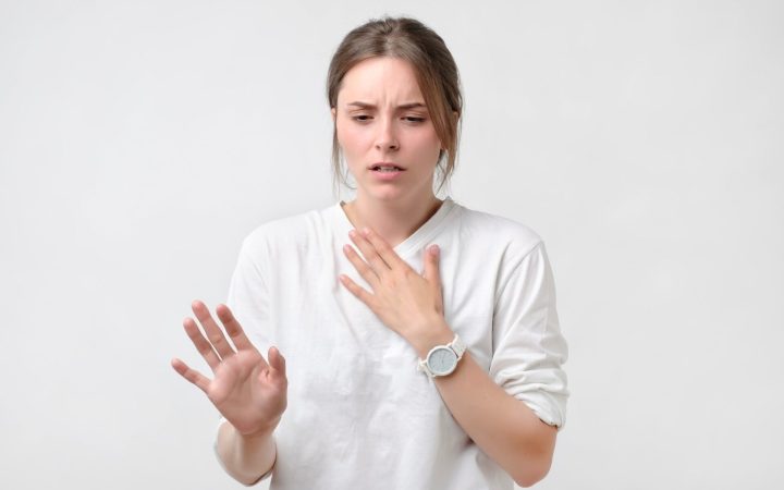 femeie care a rămas fără voce și încearcă să șoptească