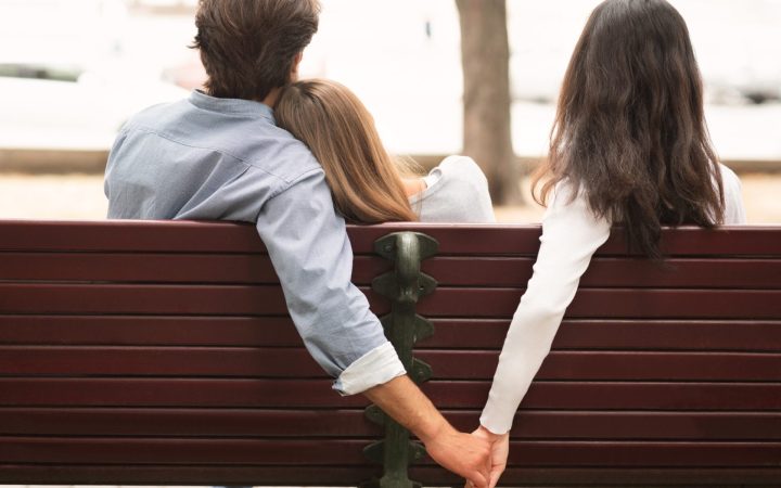 poți iubi două persoane în același timp - triunghi amoros