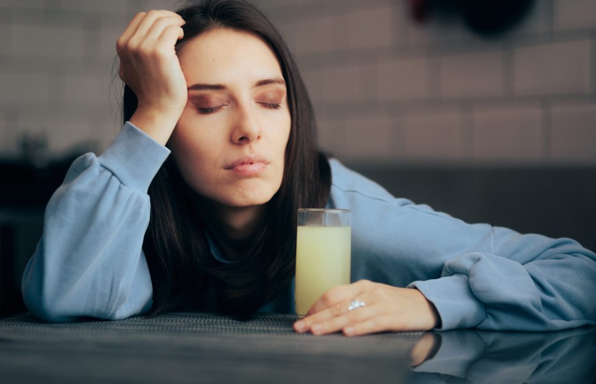 Femeie obosită are lipsă de magneziu și bea magneziu efervescent