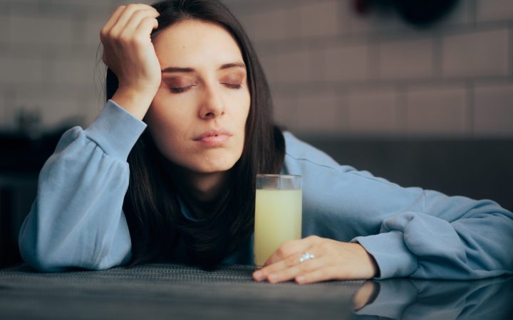 Femeie obosită are lipsă de magneziu și bea magneziu efervescent