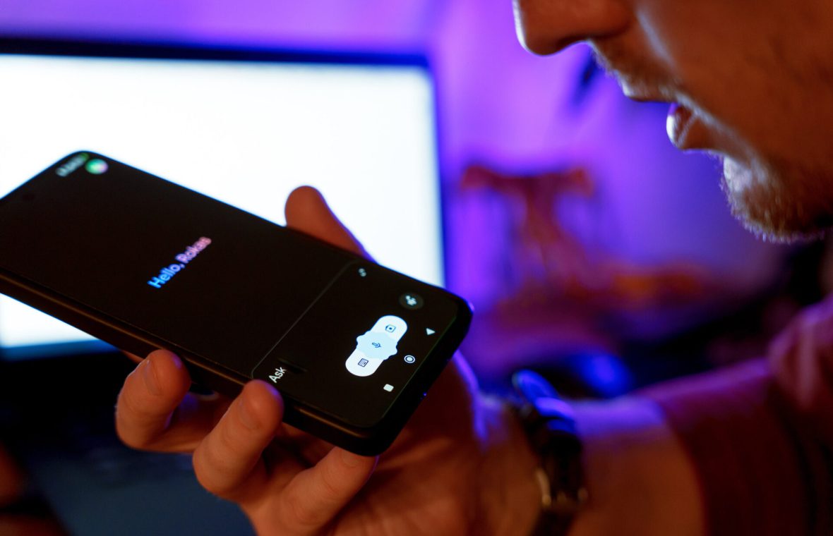 Bărbat care vorbește cu un AI pe smartphone
