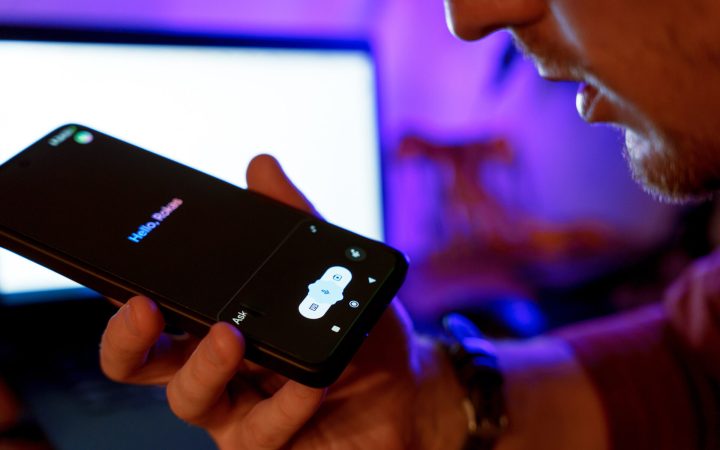 Bărbat care vorbește cu un AI pe smartphone
