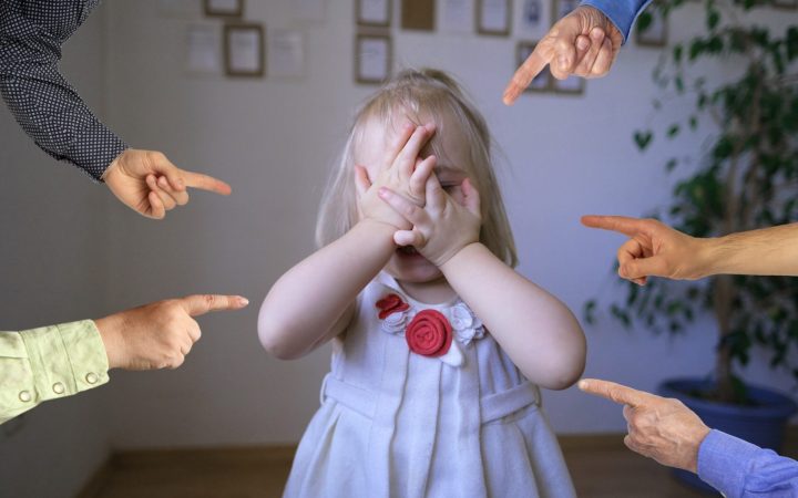 fetiță umilită de adulți careo arată cu degetul