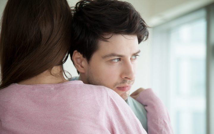 Cuplu care se îmbrățișează, bărbatul e distant, are un stil de atașament dezorganizat