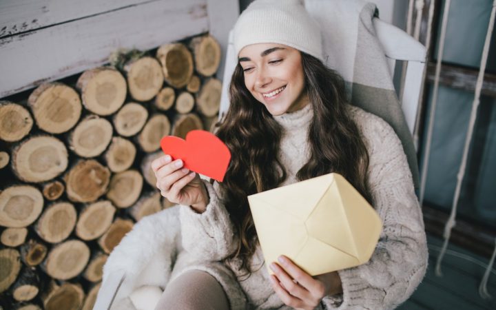 femeie care citește mesaje de valentine's day pe o inimioară