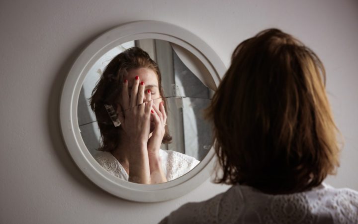femeie tristă în oglindă cu stimă de sine scăzută, nu se poate uita în oglindă