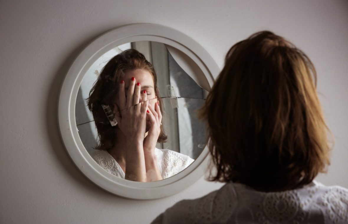 femeie tristă în oglindă cu stimă de sine scăzută, nu se poate uita în oglindă