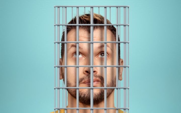 Bărbat are cărui gânduri de a nu dezamăgi îl țin în captivitate - reprezentate de o cușcă în jurul capului