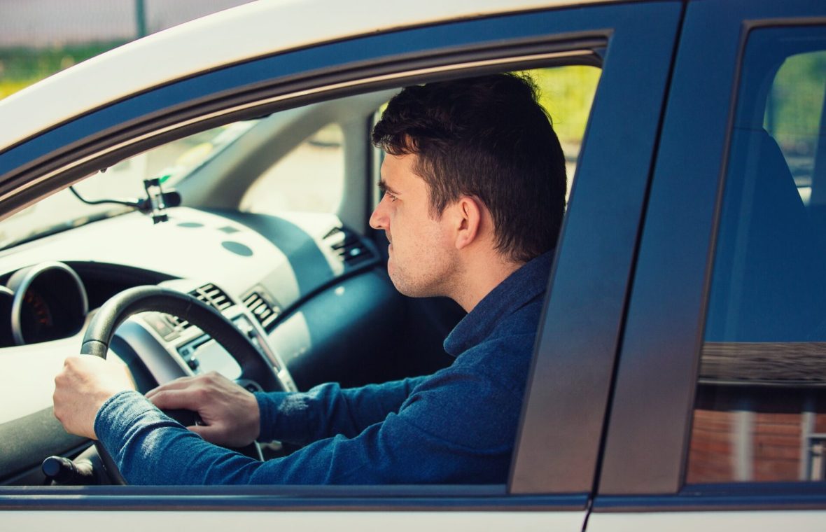 bărbat nerăbdător în trafic, apasă pe claxon