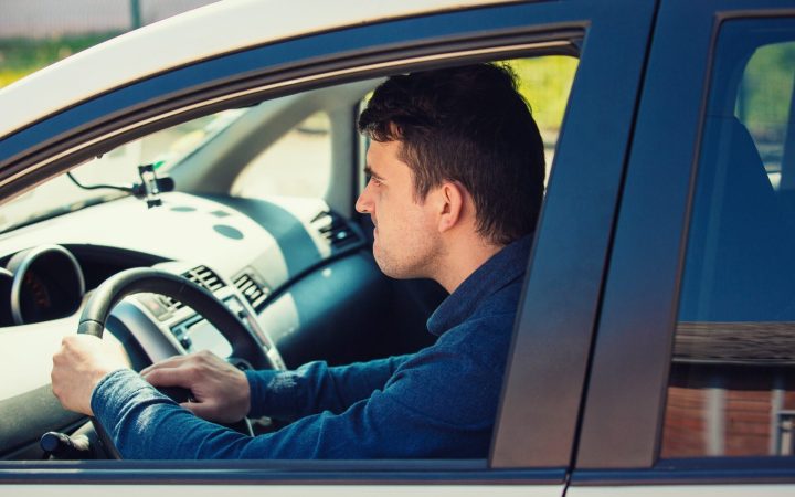 bărbat nerăbdător în trafic, apasă pe claxon