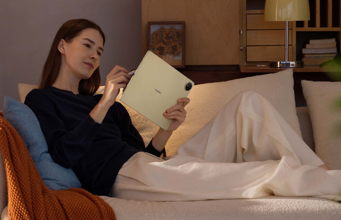 femeie folosește huawei matepad pro 13-11 ca să învețe