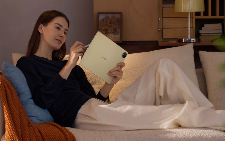 femeie folosește huawei matepad pro 13-11 ca să învețe