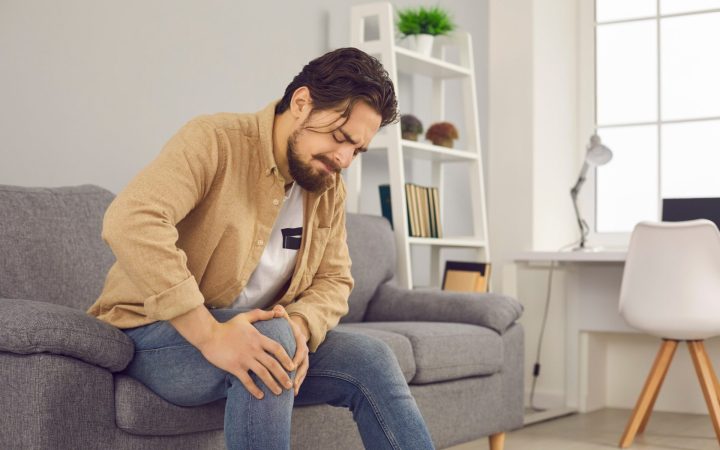 bărbat care suferă de durere de genunchi pentru că are artrită reactivă