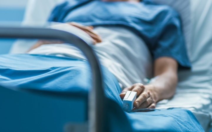 bărbat pe patul de spital