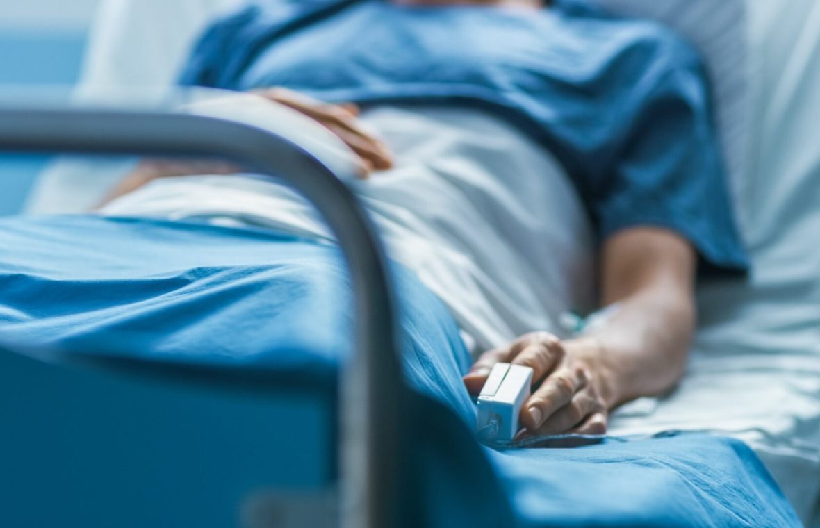 bărbat pe patul de spital