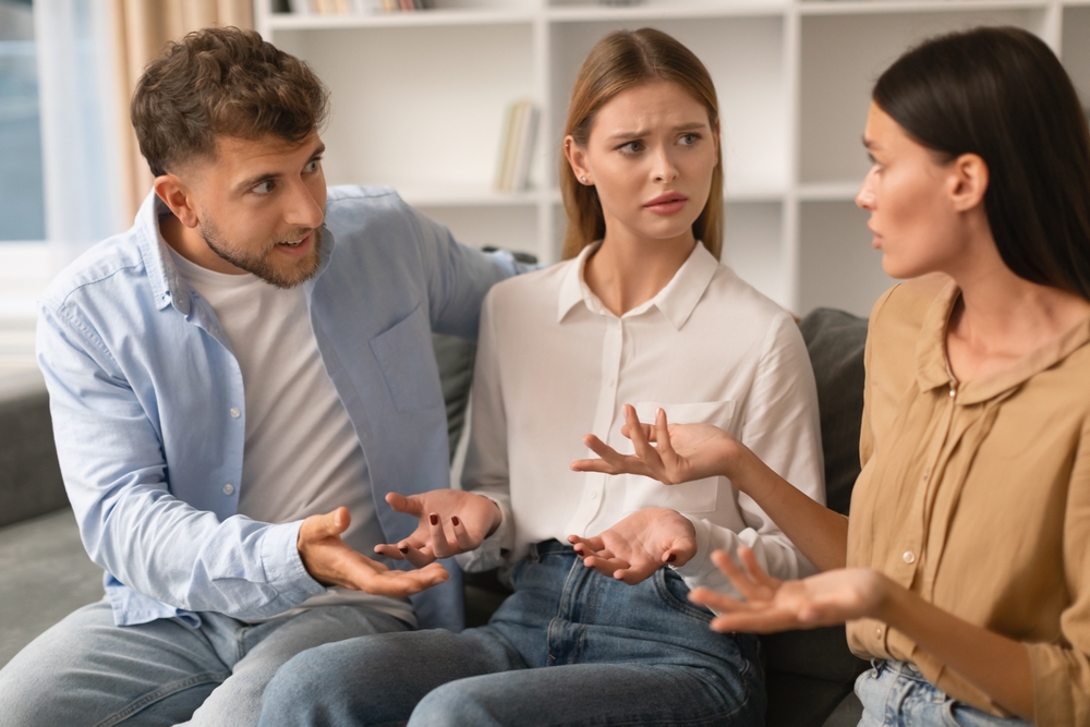 trei persoane care confruntă o problemă fără conflict