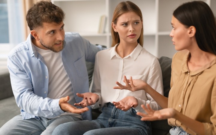 trei persoane care confruntă o problemă fără conflict