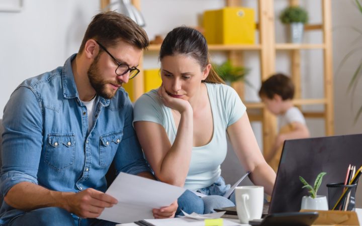 familie cu stres financiar calculează banii