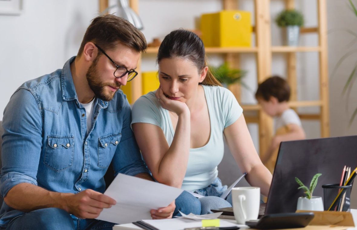 familie cu stres financiar calculează banii