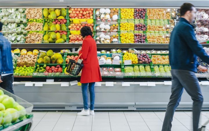 femeie cumpără legume și fructe care ajută la slăbit de la supermarket