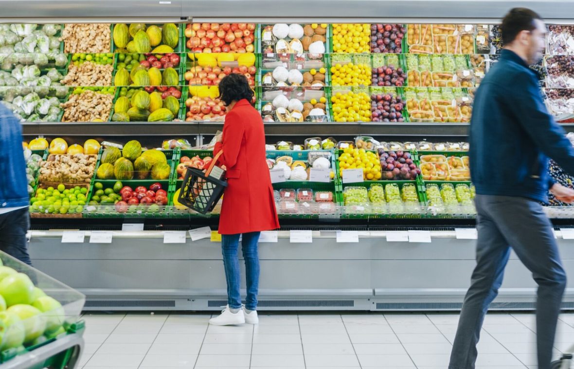 femeie cumpără legume și fructe care ajută la slăbit de la supermarket