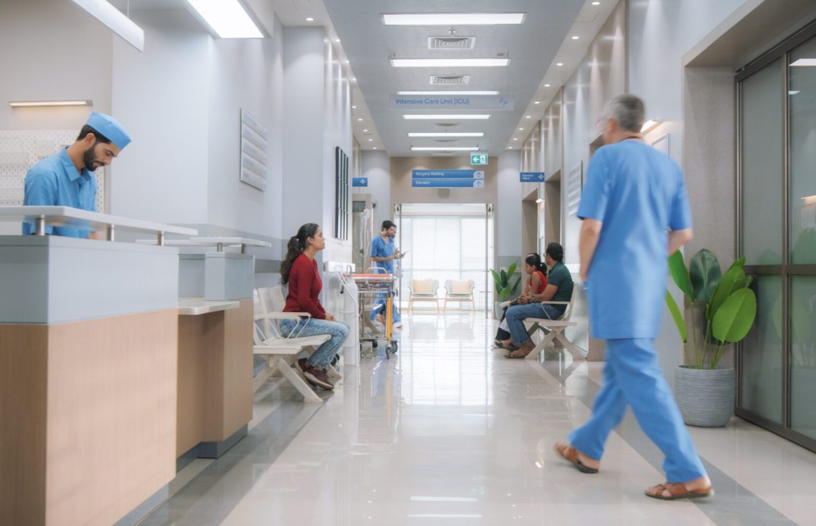 pacienți și medici pe holul unui spital