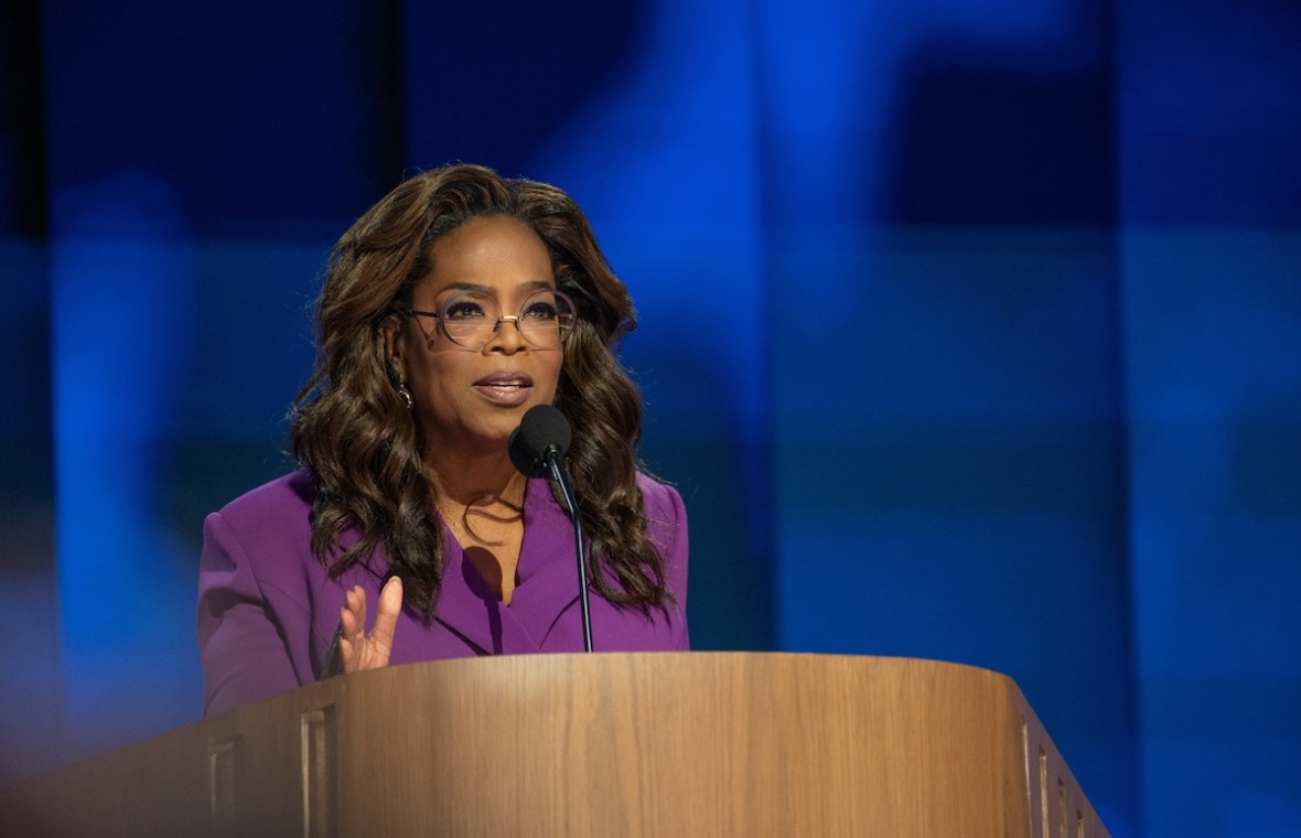 Oprah Winfrey vorbește la microfon în cadrul unei convenții politice din SUA