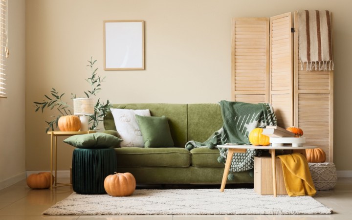 Cum să asortezi canapeaua verde în living? 5 sfaturi de design