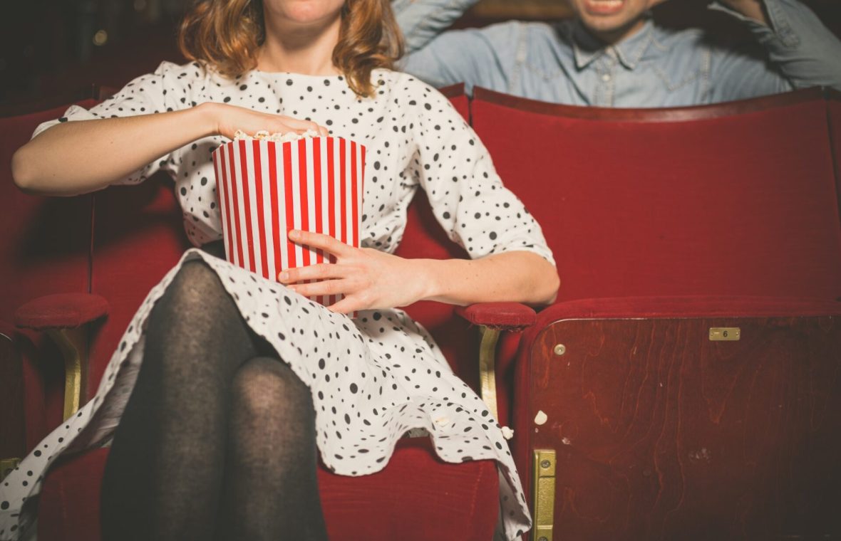 bărbat deranjat când o femeie mănâncă popcorn zgomotos la cinema - misofonie și misokinezie