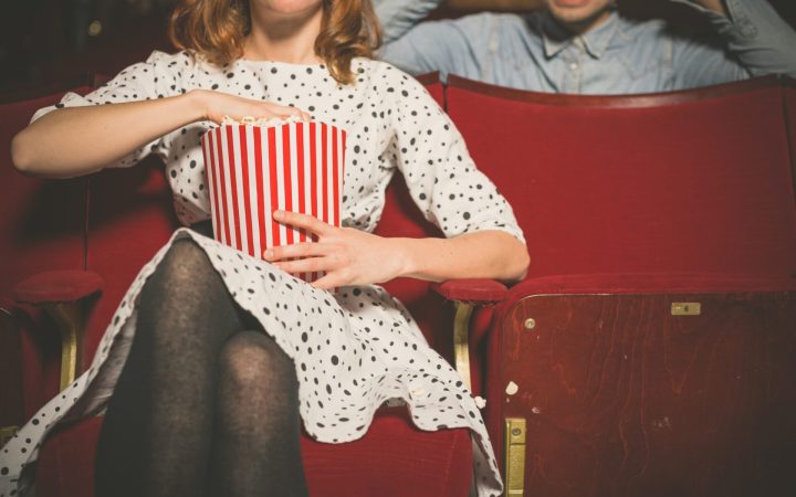 bărbat deranjat când o femeie mănâncă popcorn zgomotos la cinema - misofonie și misokinezie