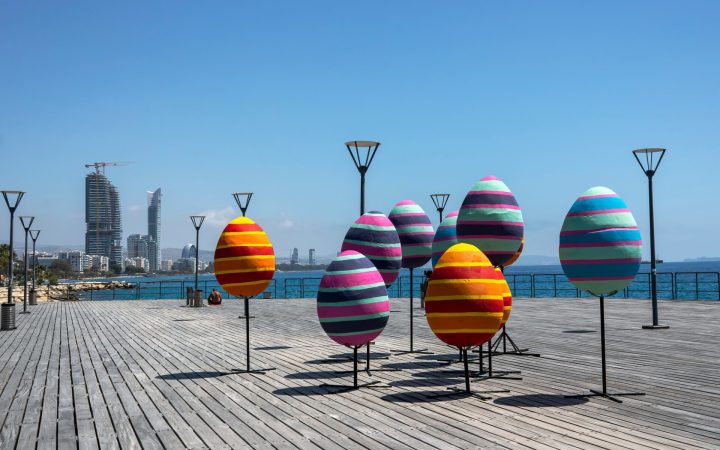 ouă colorate pe malul mării în Limassol, Cipru, în vacanța de Paște