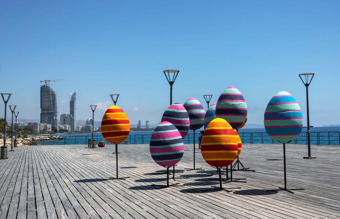 ouă colorate pe malul mării în Limassol, Cipru, în vacanța de Paște