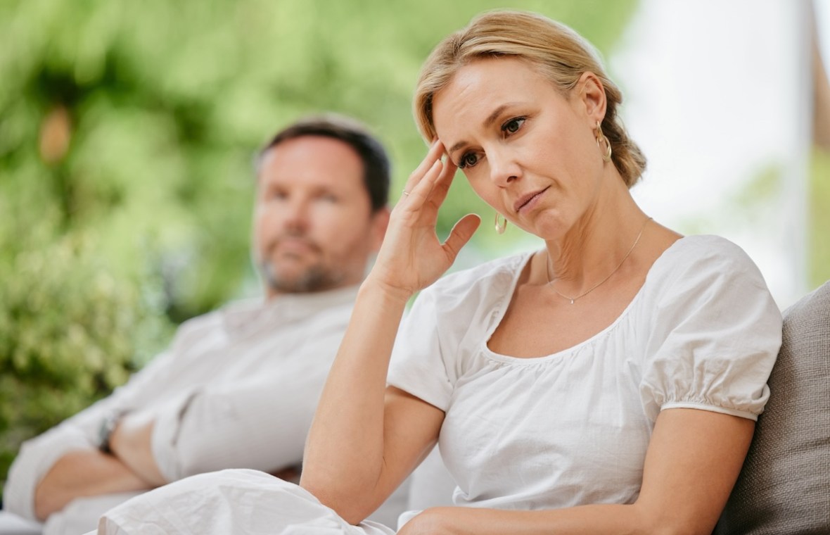 parteneri într-un divorț tăcut: nu-și vorbesc și privesc în direcții diferite