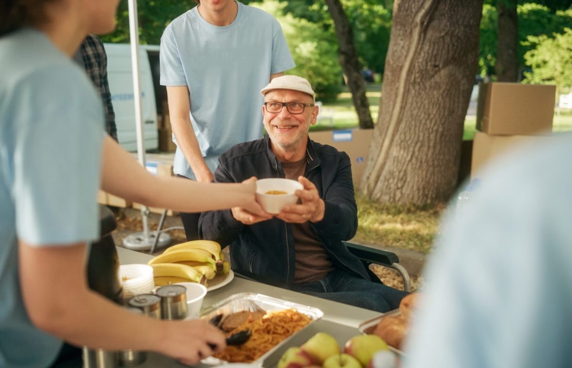 voluntari care împart mâncare caldă într-un centru pentru persoane cu dizabilități