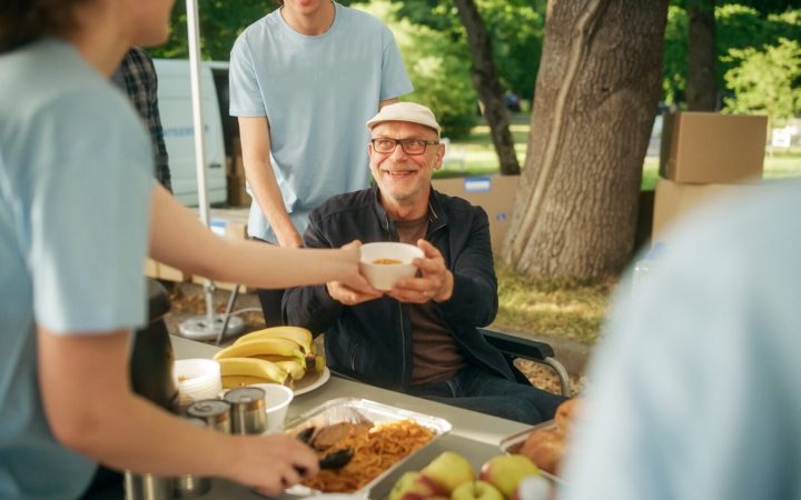 voluntari care împart mâncare caldă într-un centru pentru persoane cu dizabilități