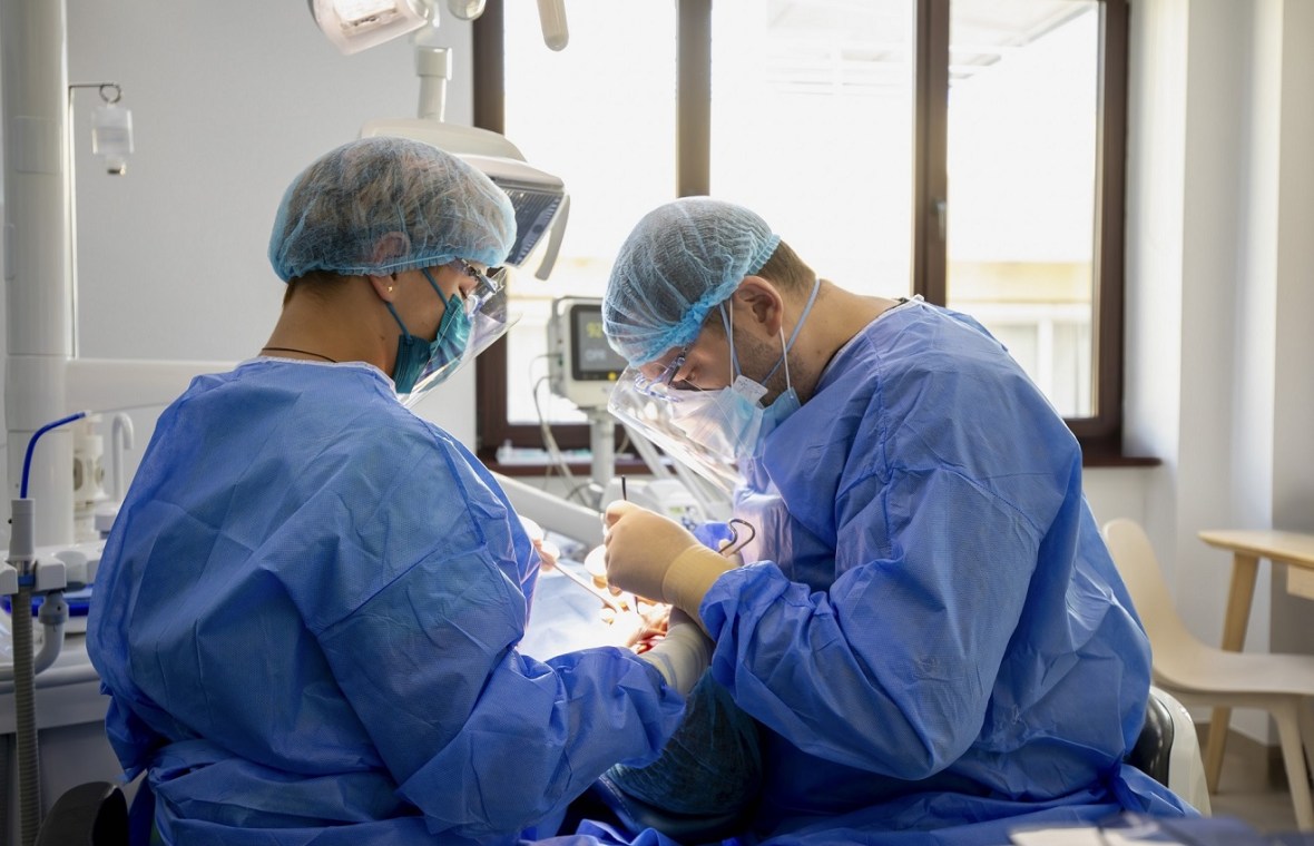 Pacienții oncologici sunt tratați stomatologic printr-un protocol aparte FOTO: Regina Maria