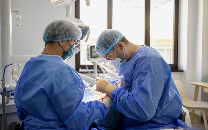 Pacienții oncologici sunt tratați stomatologic printr-un protocol aparte FOTO: Regina Maria