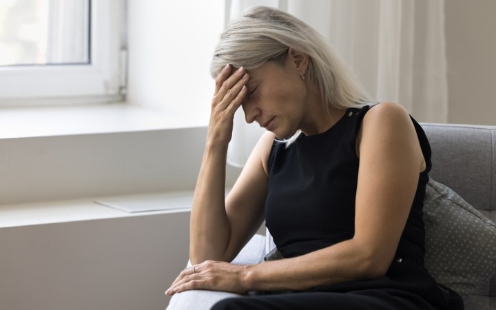Femeie care suferă de epuizare emoțională