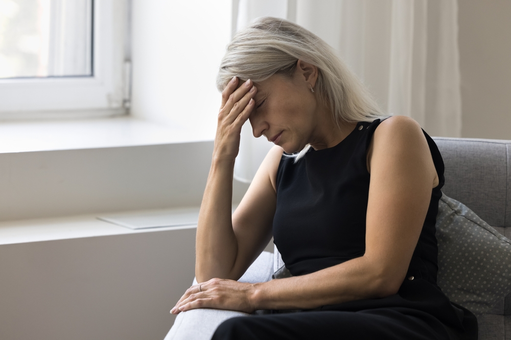 Femeie care suferă de epuizare emoțională