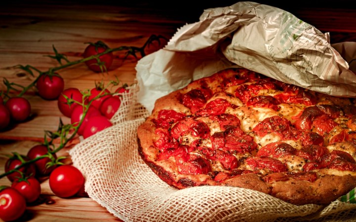 mâncare italienească focaccia cu roșii pe un platou din lemn rustic