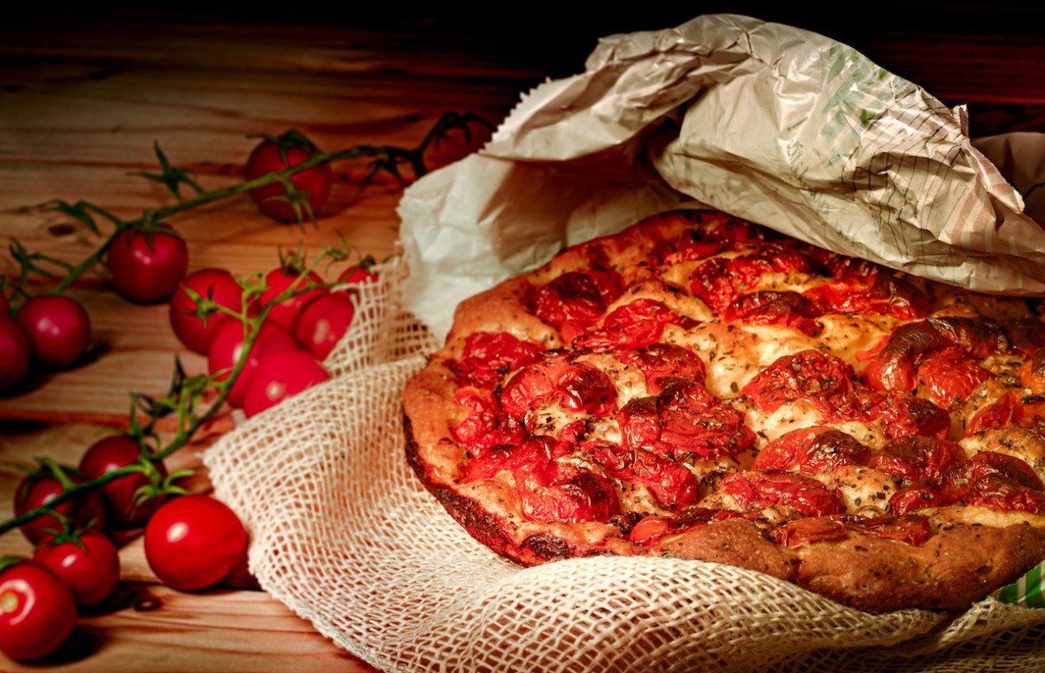 mâncare italienească focaccia cu roșii pe un platou din lemn rustic