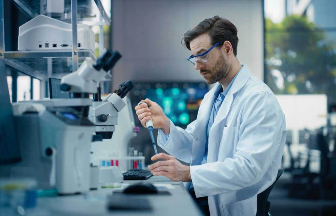 cercetător în laborator realizează o terapie genetică personalizată